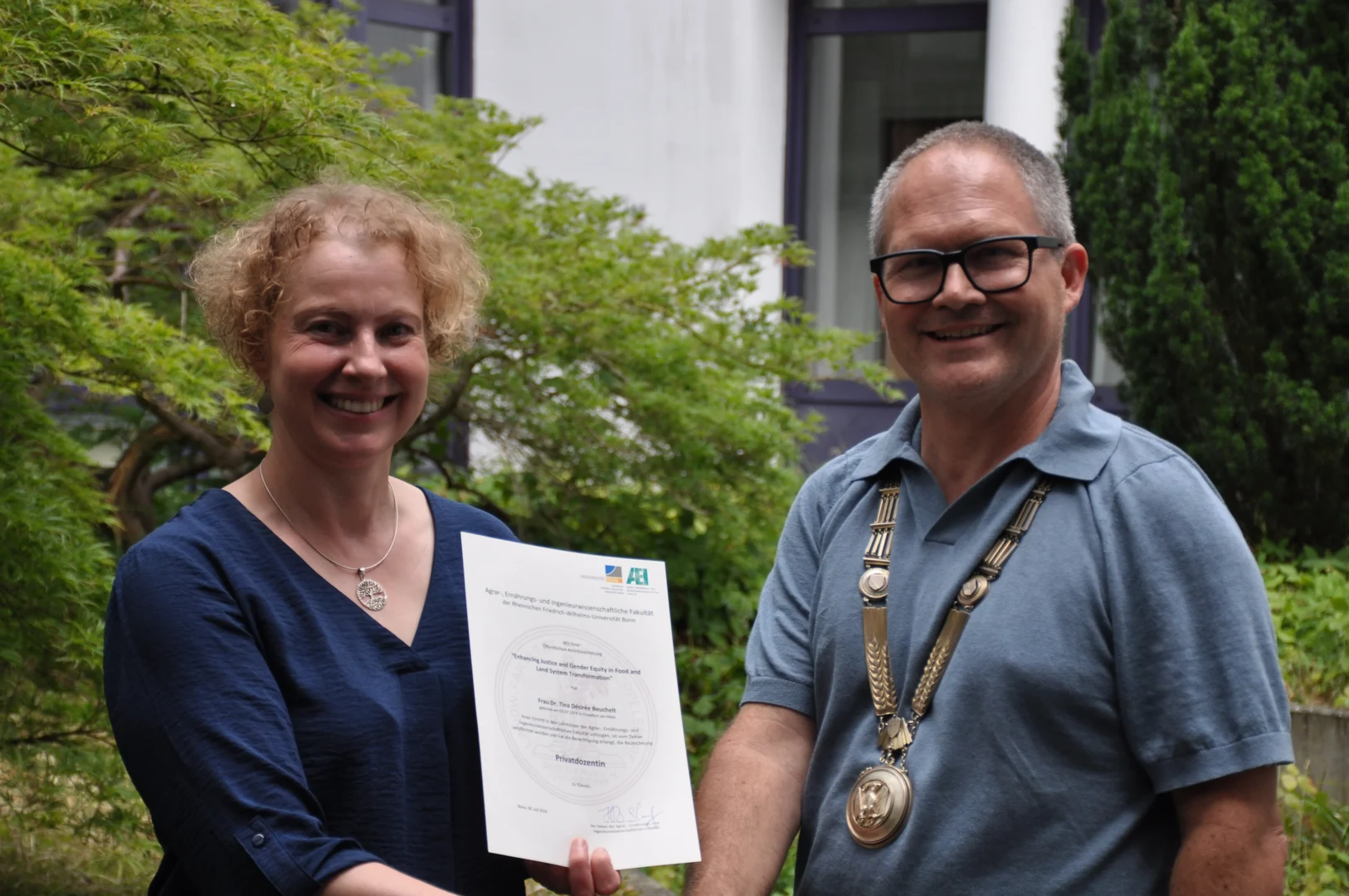 PD Dr Tina Beuchelt (left) with Dean Prof Dr Heiko Schoof